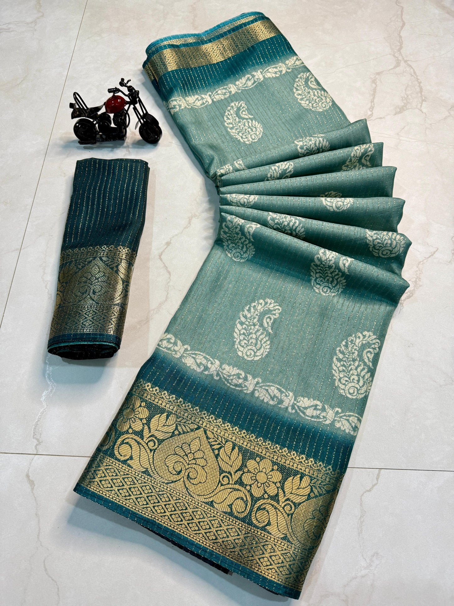 Kayatri New Floral Design Along With Contrast Weaving Border Saree