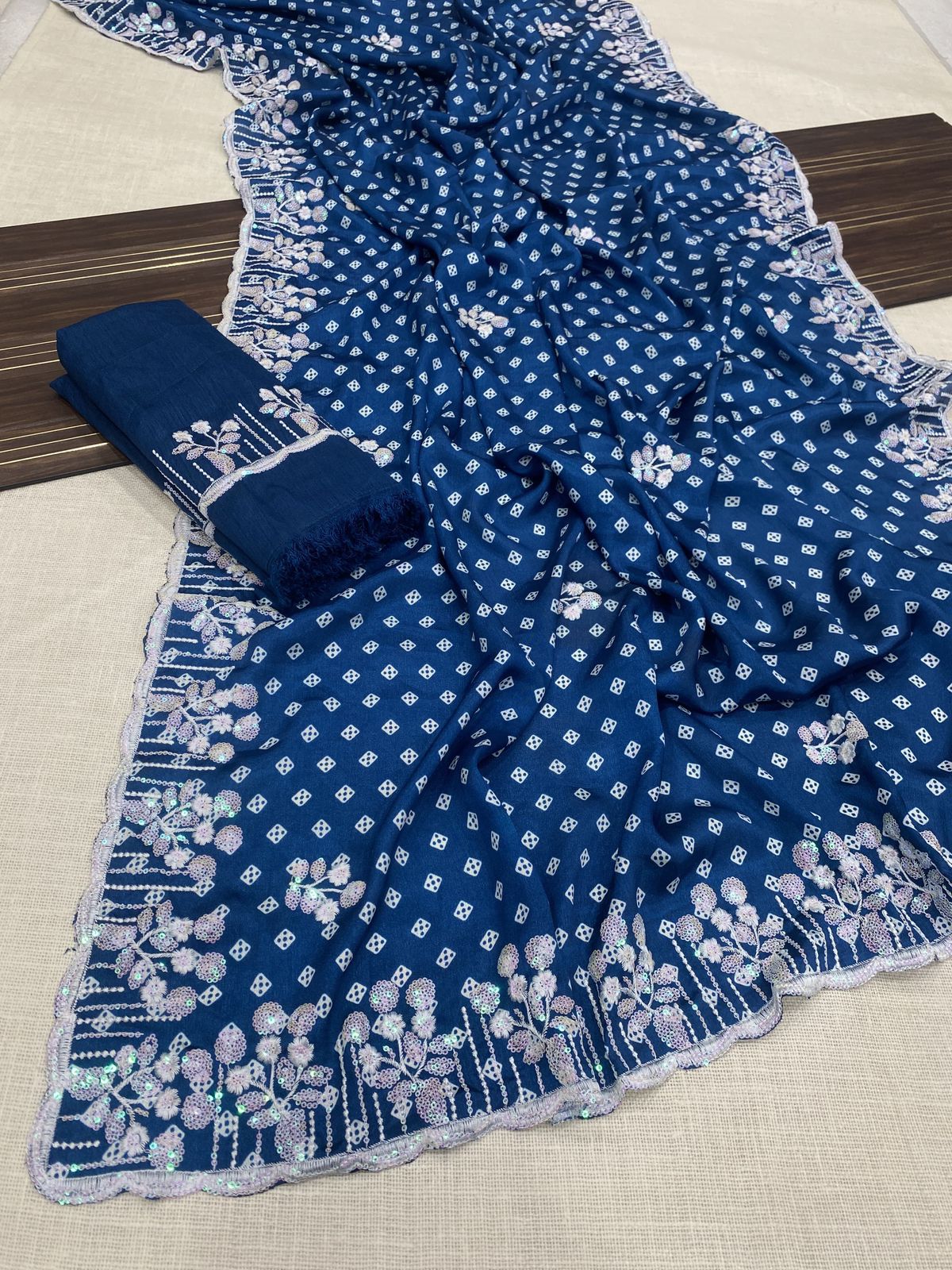 Kayatri New Chinon Bandhani Print C-pallu Thread Work Saree