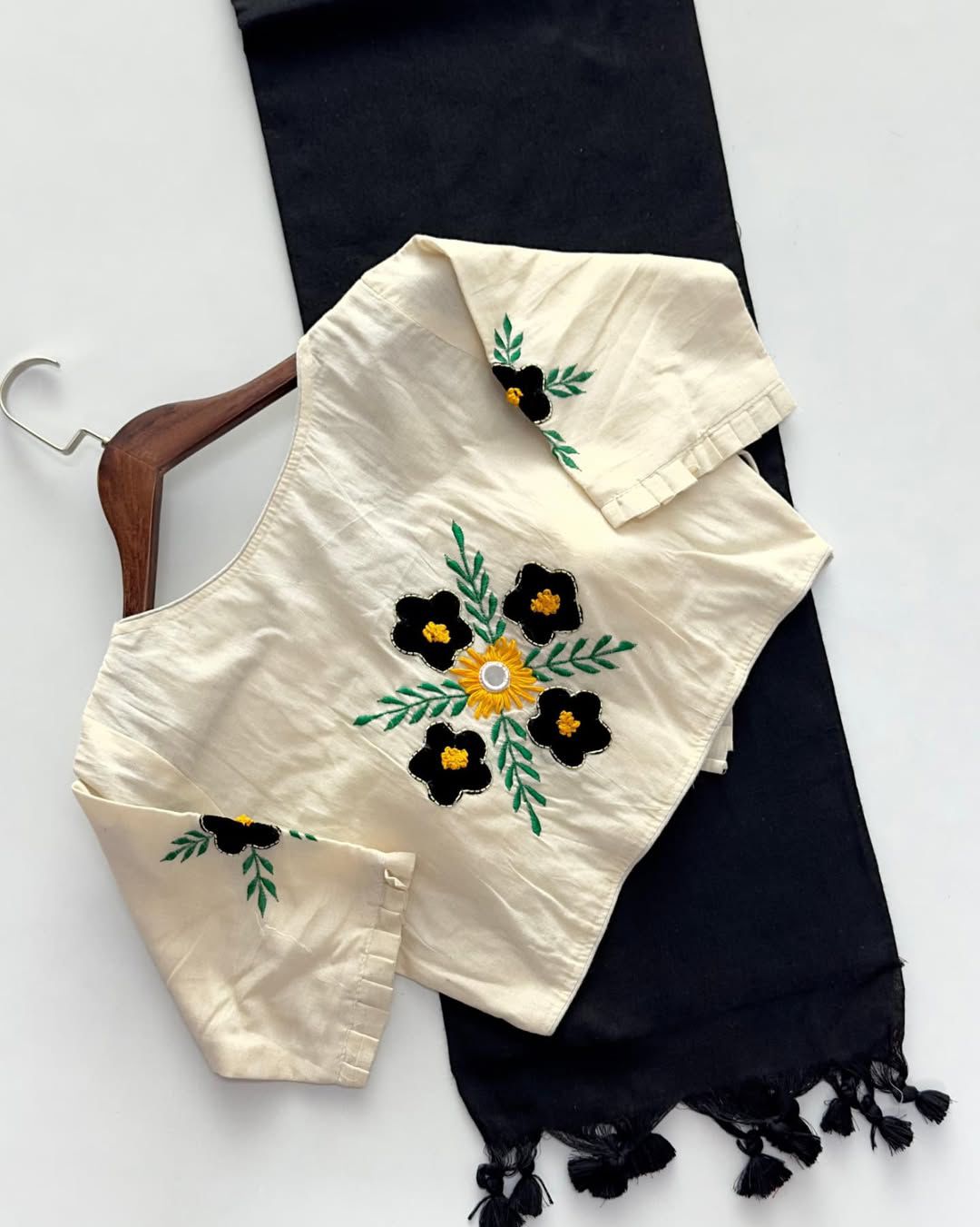 Kayatri New Khadi Cotton Saree And Beautiful Heavy Khadi Cotton Apllic Blouse