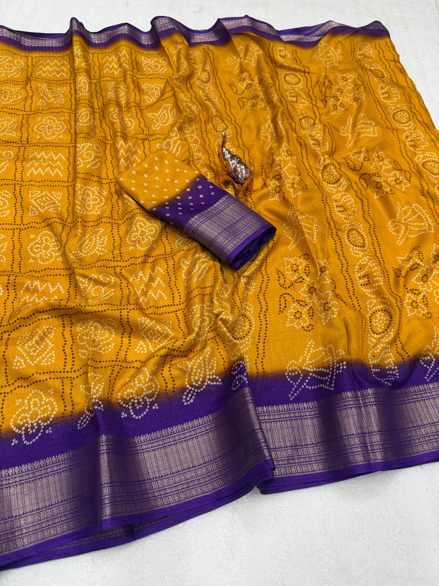 Kayatri New Light weight Dola CHEX sarees with all-over BANDHANI PRINTS JACQUARD WEAVING BORDER SAREE