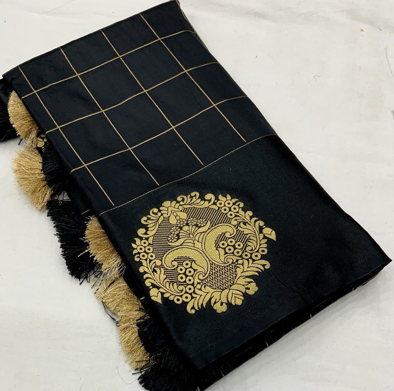 Kayatri New soft silk saree with sartin pattu woven border Zari woven chex and butta deaign.