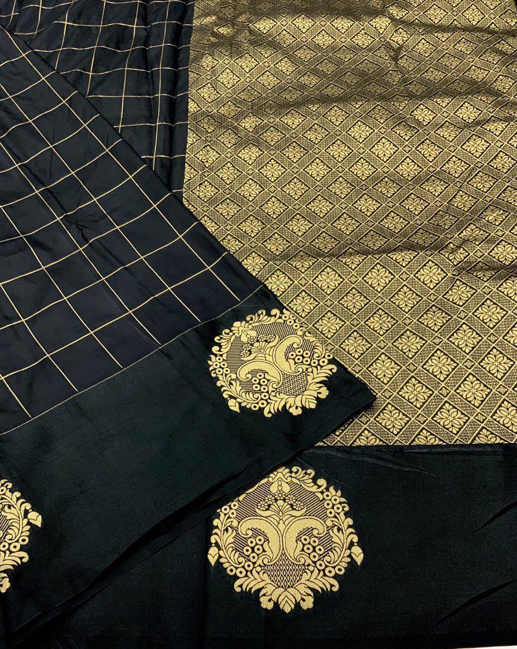 Kayatri New soft silk saree with sartin pattu woven border Zari woven chex and butta deaign.