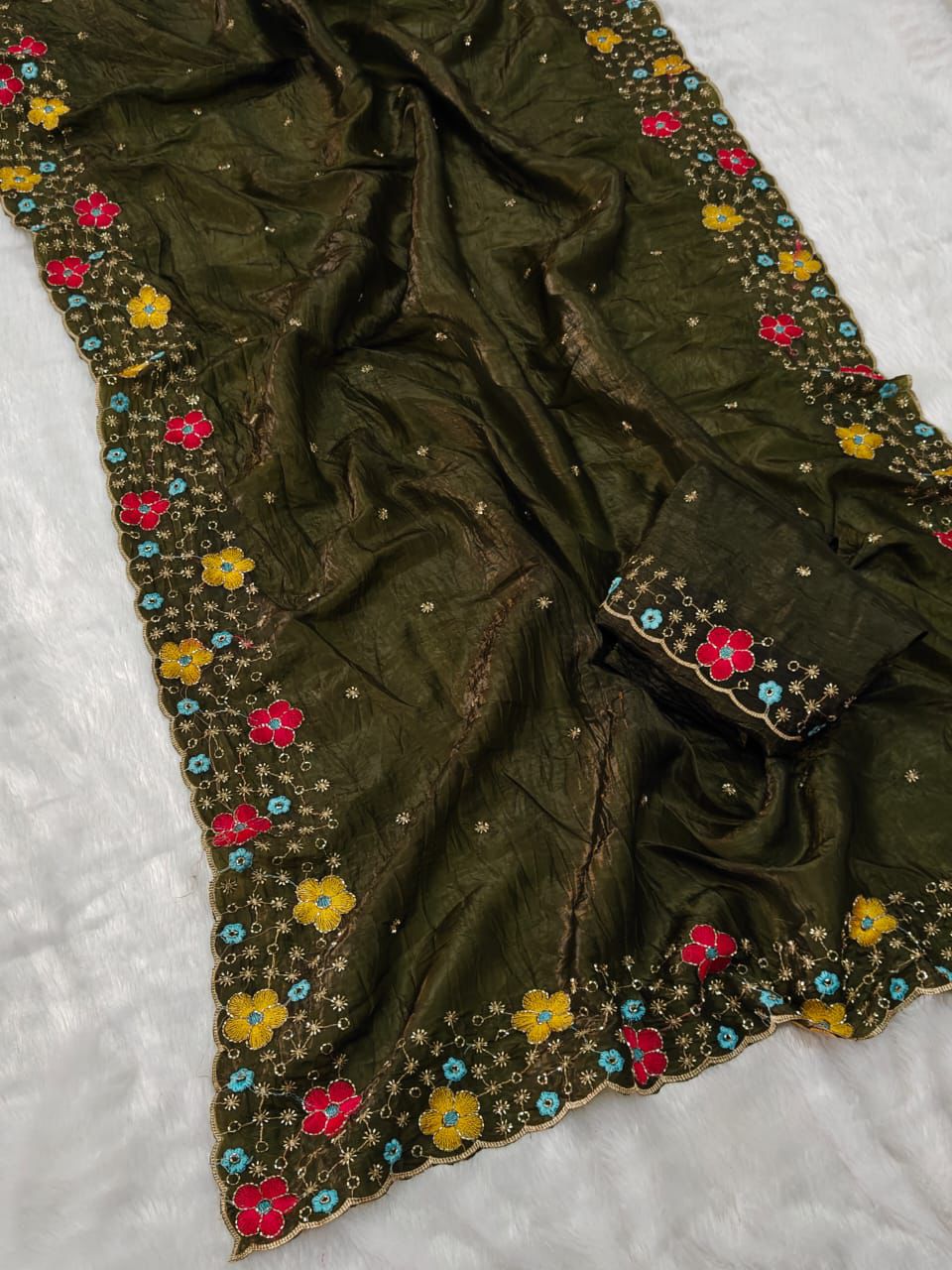 Kayatri New Stylish Gold Crush Saree with Sequin Beads Highlight