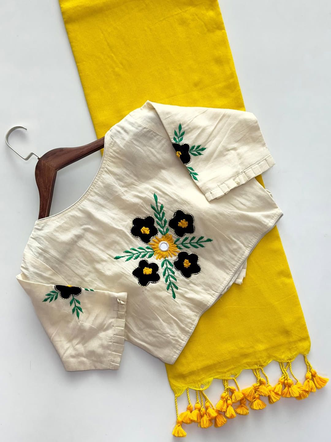 Kayatri New Khadi Cotton Saree And Beautiful Heavy Khadi Cotton Apllic Blouse