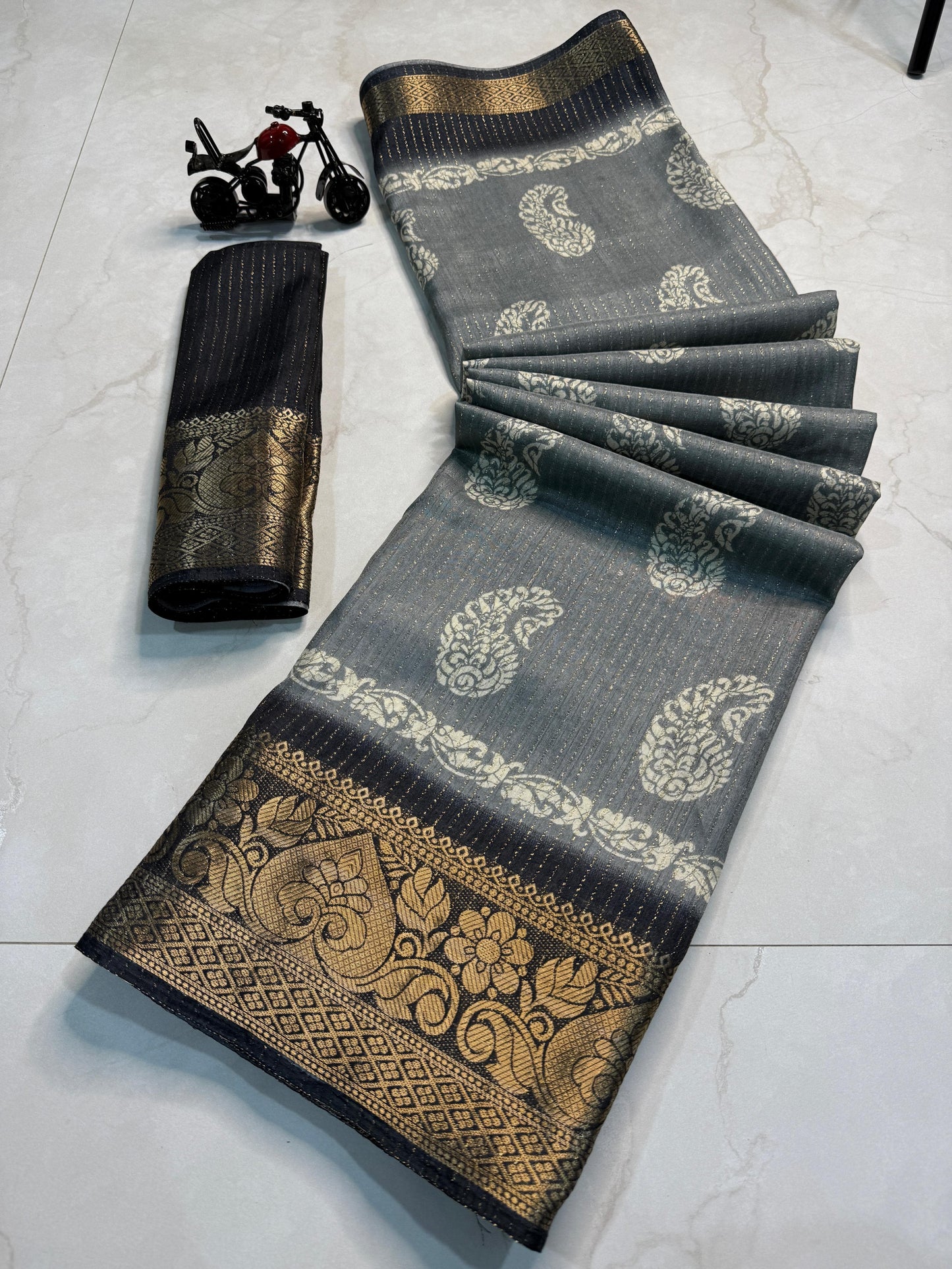 Kayatri New Floral Design Along With Contrast Weaving Border Saree