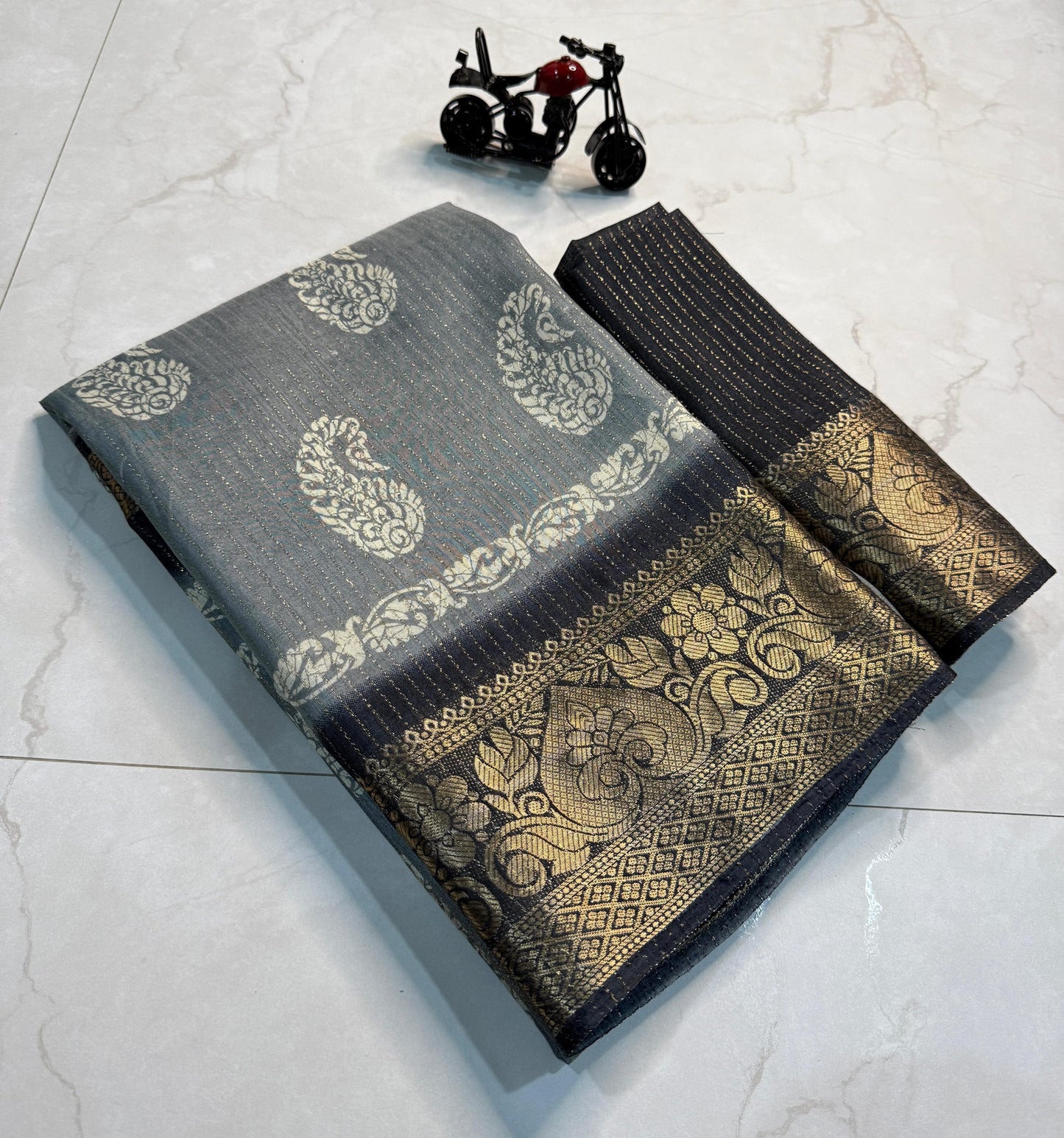 Kayatri New Floral Design Along With Contrast Weaving Border Saree