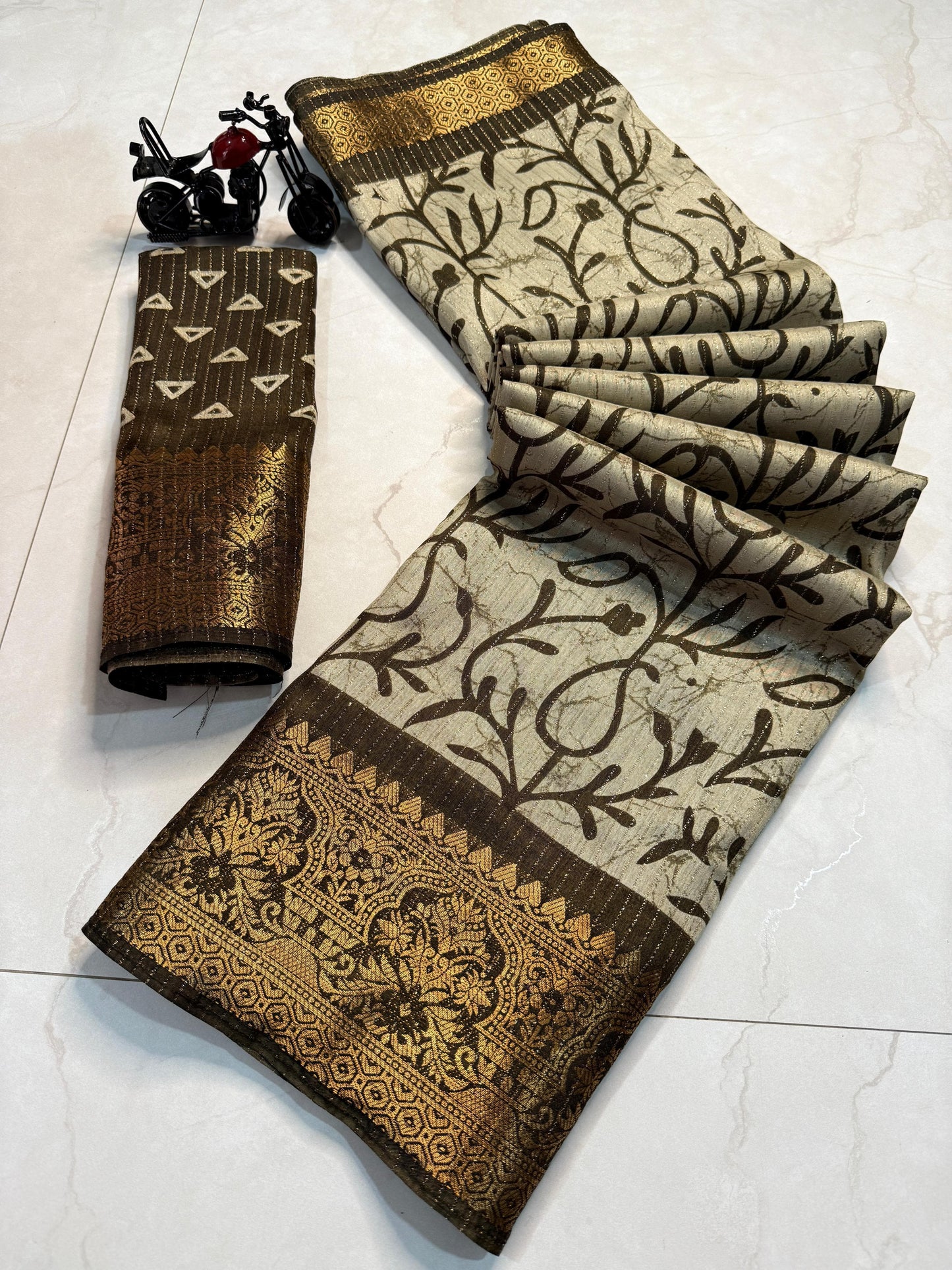 Kayatri New Rekko Silk Floral Design Contrast Weaving Saree