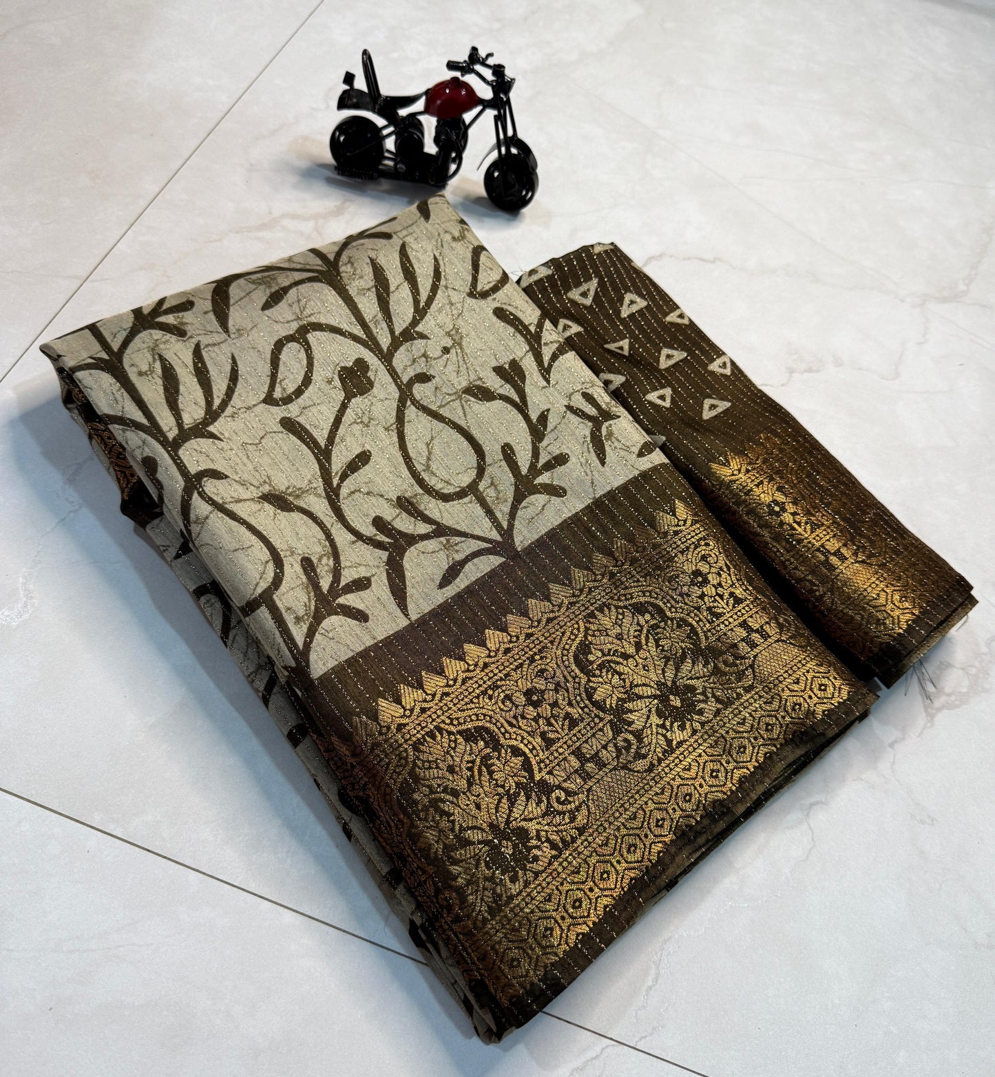 Kayatri New Rekko Silk Floral Design Contrast Weaving Saree