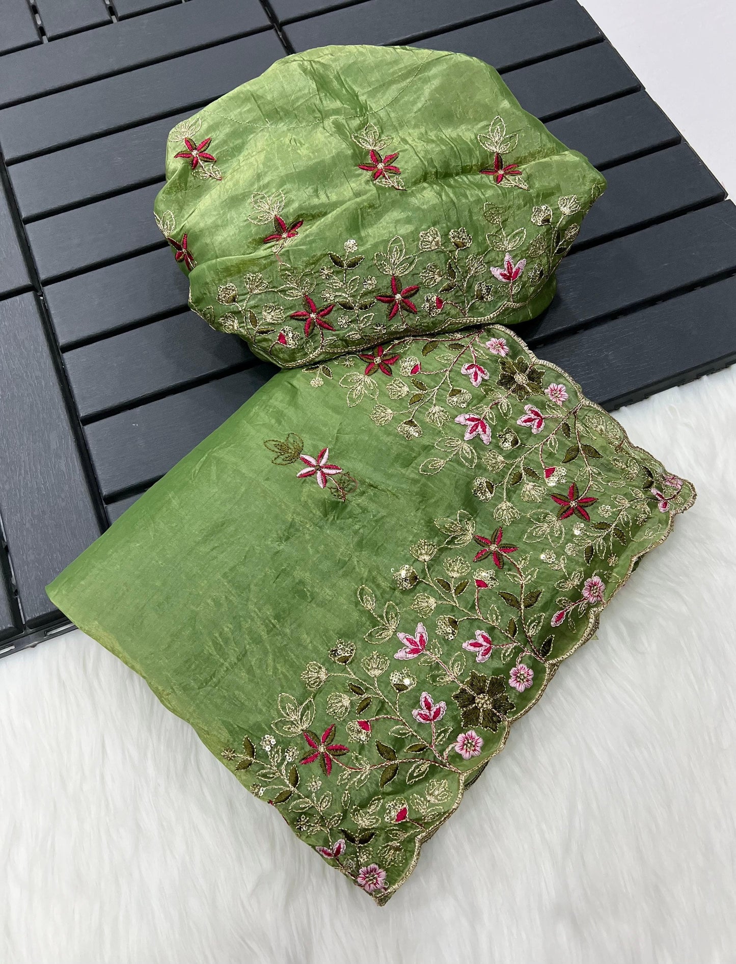 Kayatri New Pure Crush Silk Floral Pattern Saree