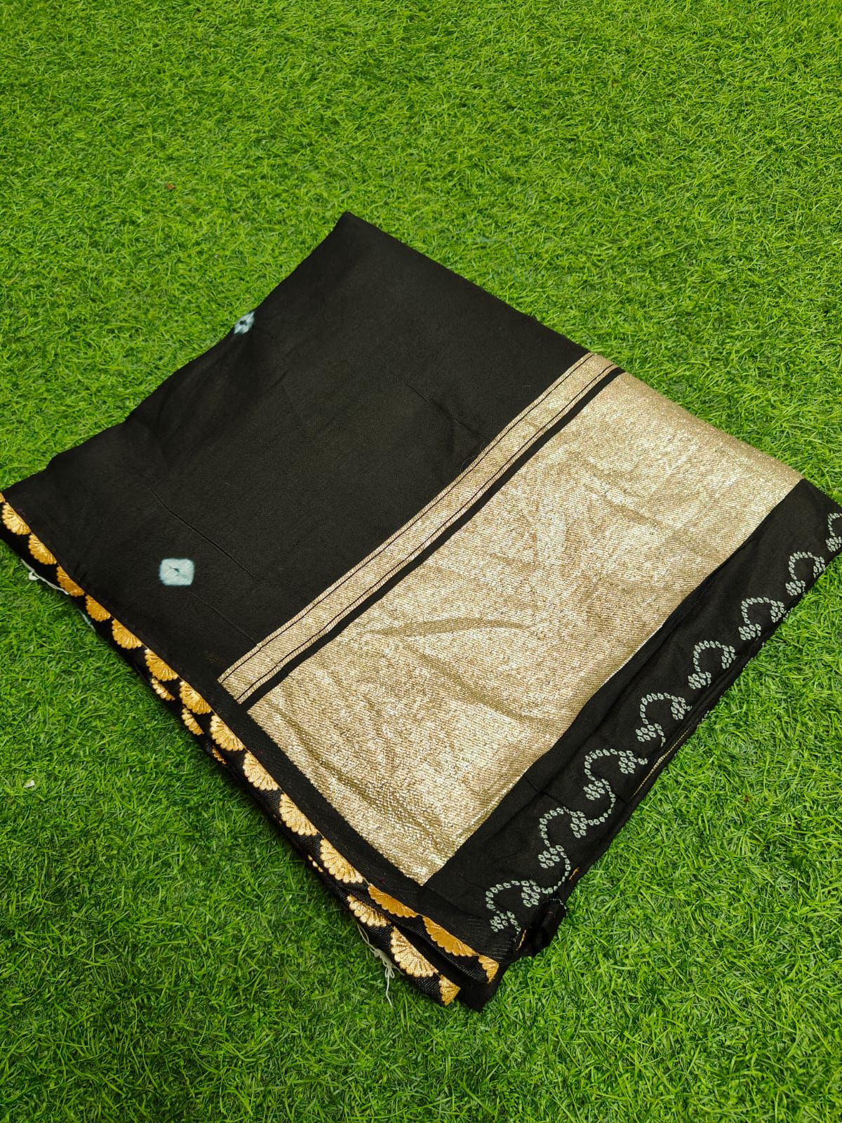 Kayatri New Silk Batik Buti And Bandhani Design Saree