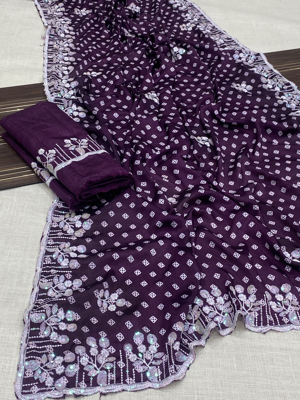 Kayatri New Chinon Bandhani Print C-pallu Thread Work Saree