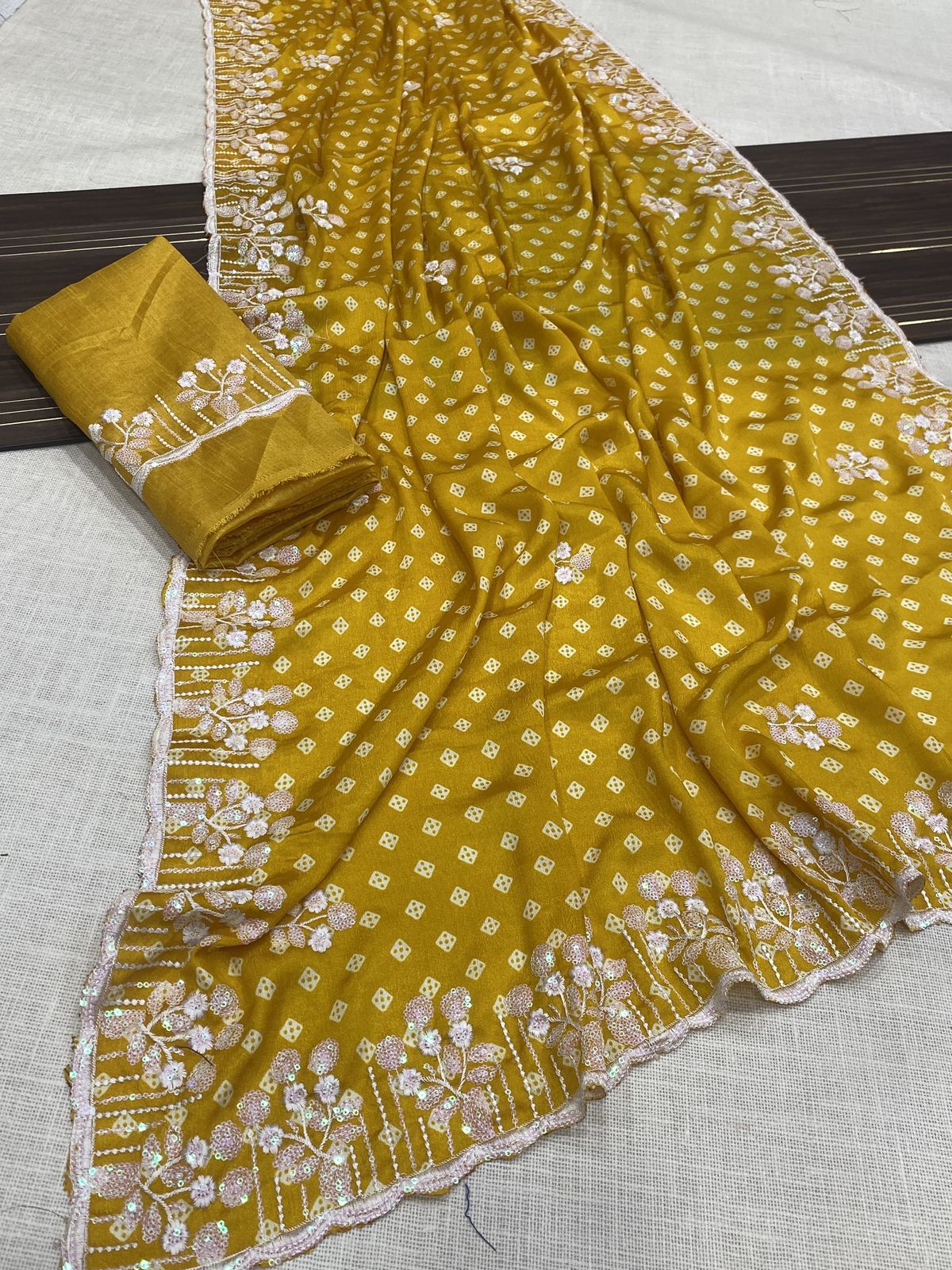 Kayatri New Chinon Bandhani Print C-pallu Thread Work Saree