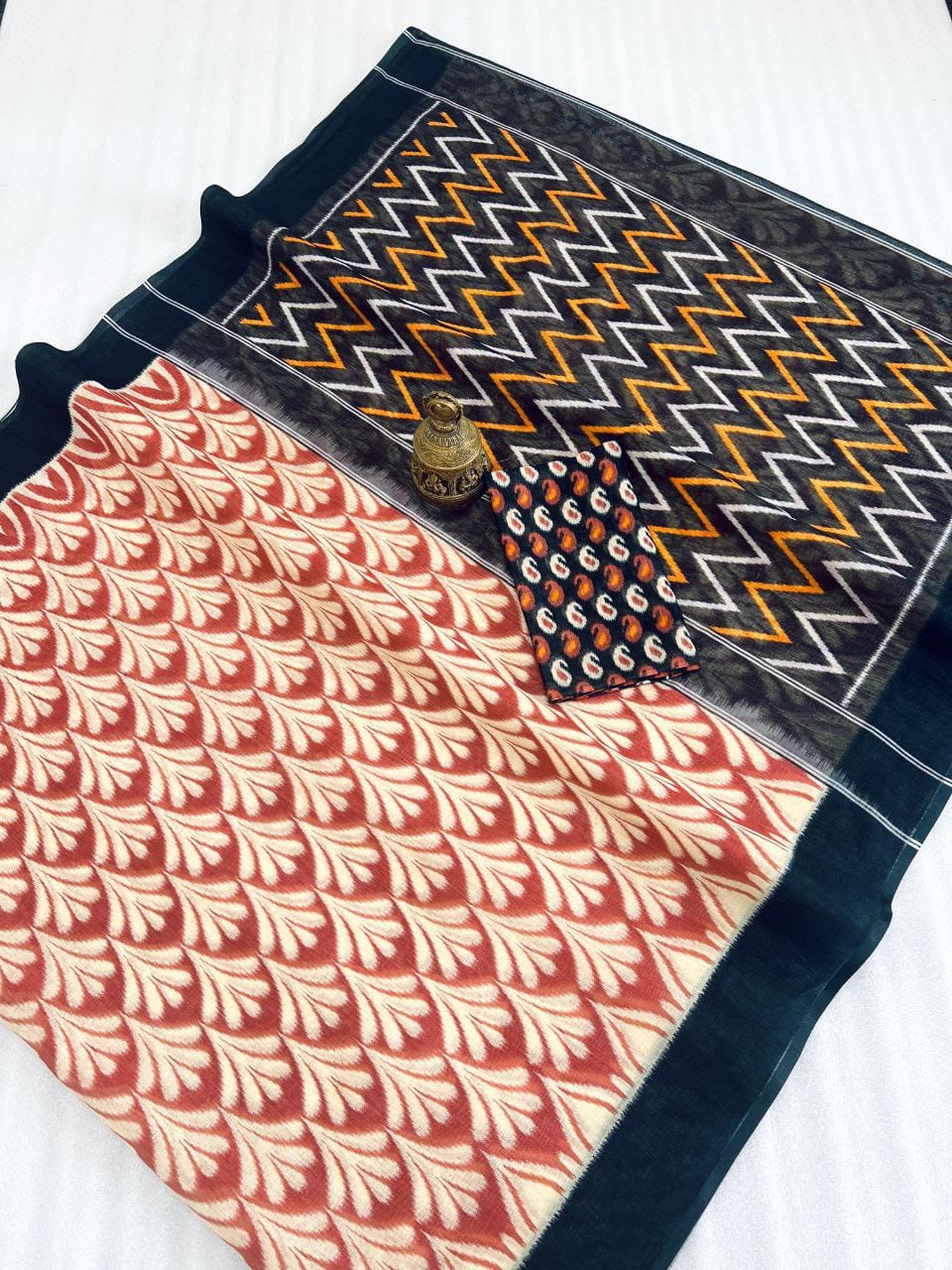 Kayatri New Plain Linen Digital Print Saree