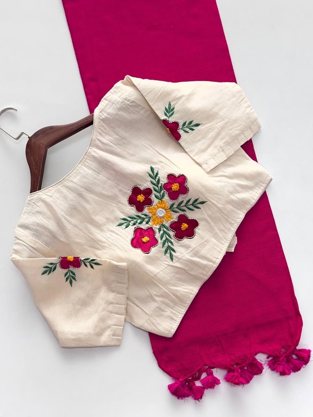 Kayatri New Khadi Cotton Saree And Beautiful Heavy Khadi Cotton Apllic Blouse