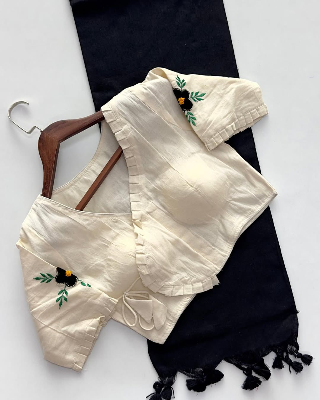 Kayatri New Khadi Cotton Saree And Beautiful Heavy Khadi Cotton Apllic Blouse