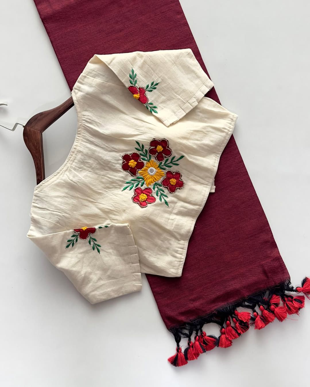 Kayatri New Khadi Cotton Saree And Beautiful Heavy Khadi Cotton Apllic Blouse
