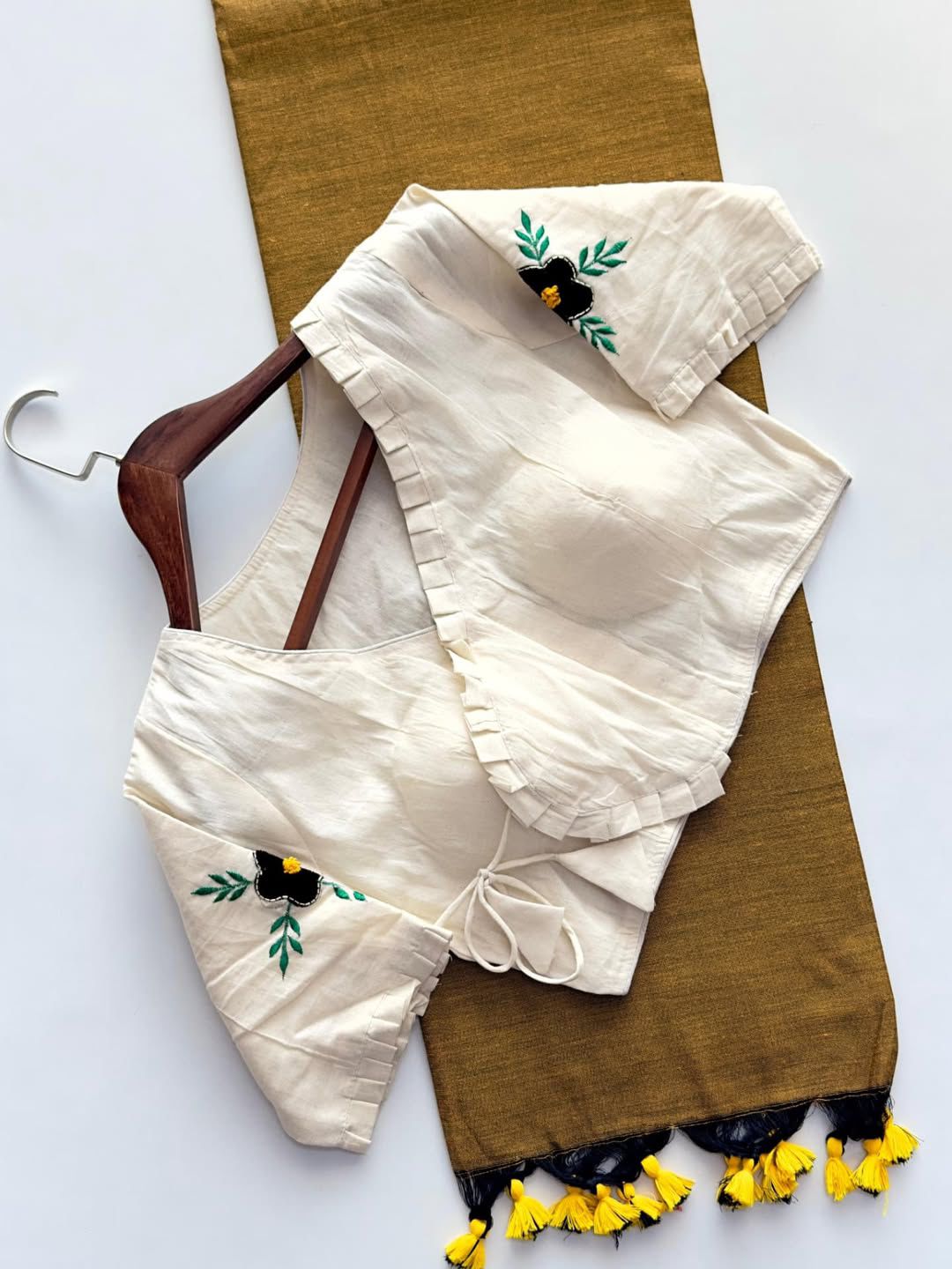 Kayatri New Khadi Cotton Saree And Beautiful Heavy Khadi Cotton Apllic Blouse