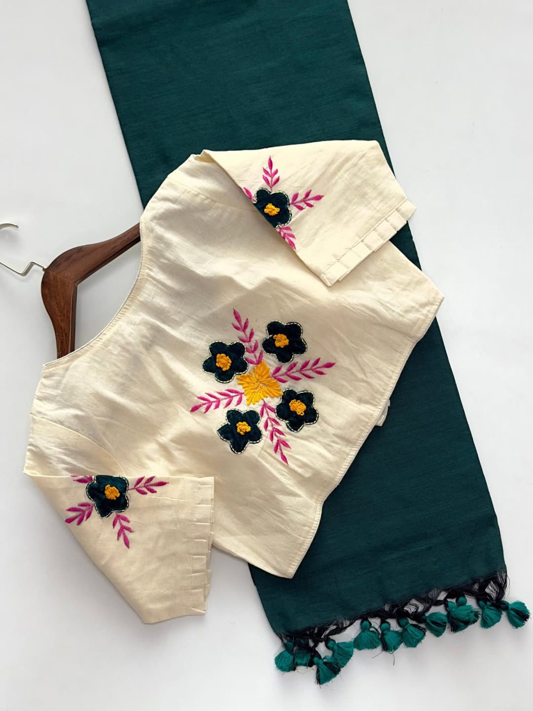 Kayatri New Khadi Cotton Saree And Beautiful Heavy Khadi Cotton Apllic Blouse