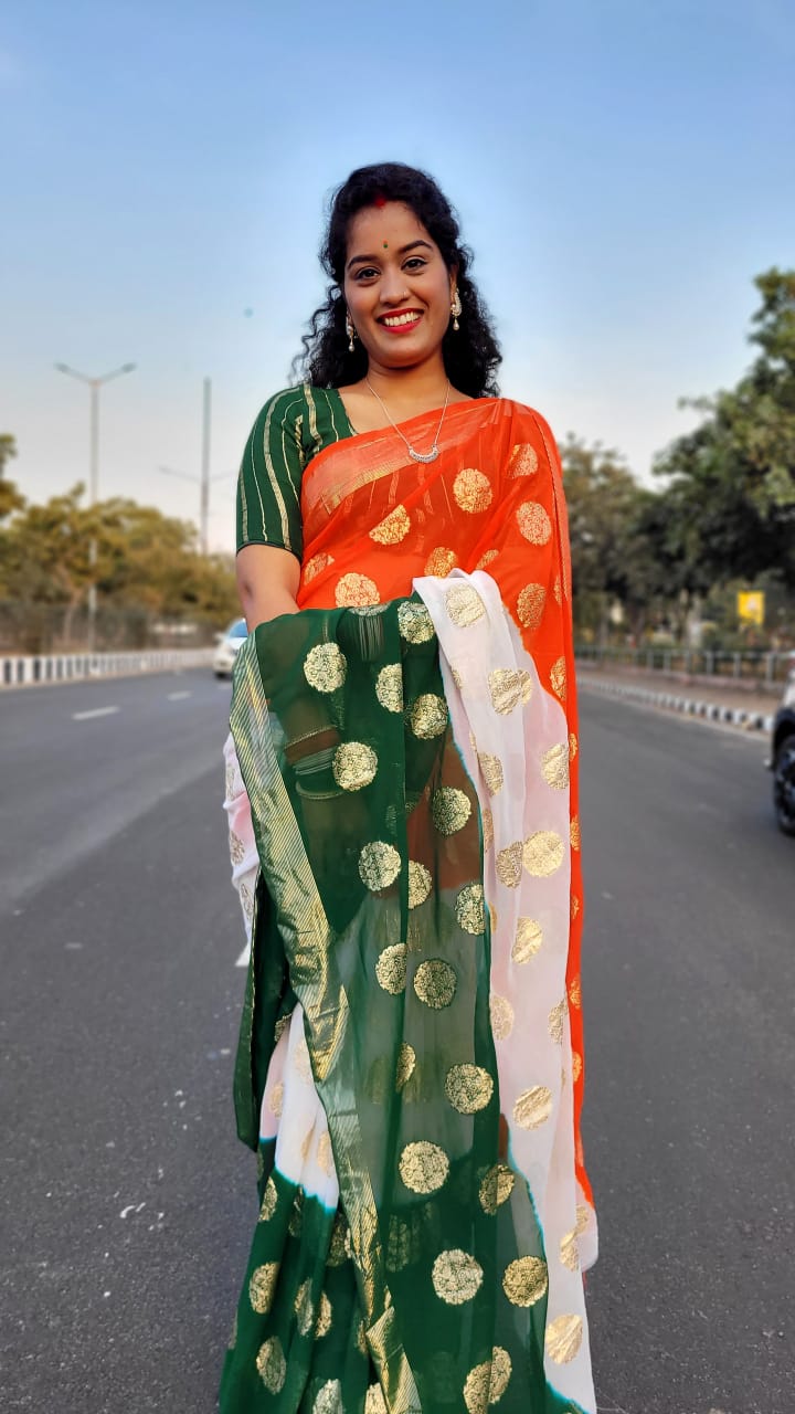 Kayatri New Georgette  jari buti with beautiful rose  print Lahariya zari waiving saree