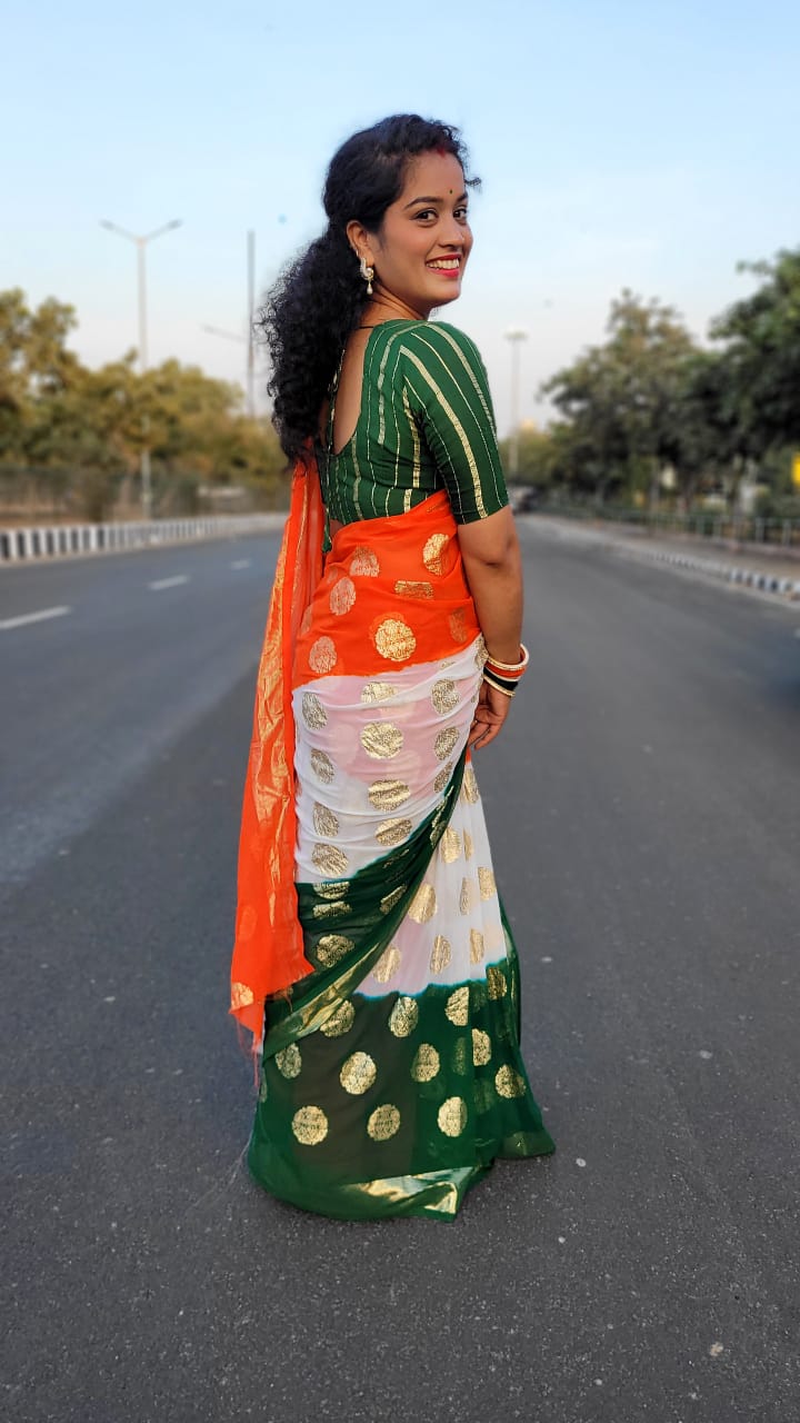 Kayatri New Georgette  jari buti with beautiful rose  print Lahariya zari waiving saree
