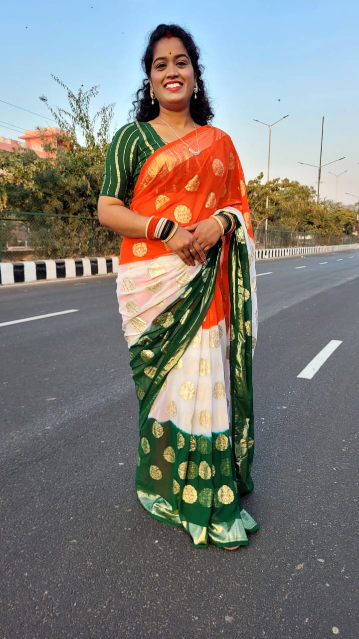 Kayatri New Georgette  jari buti with beautiful rose  print Lahariya zari waiving saree