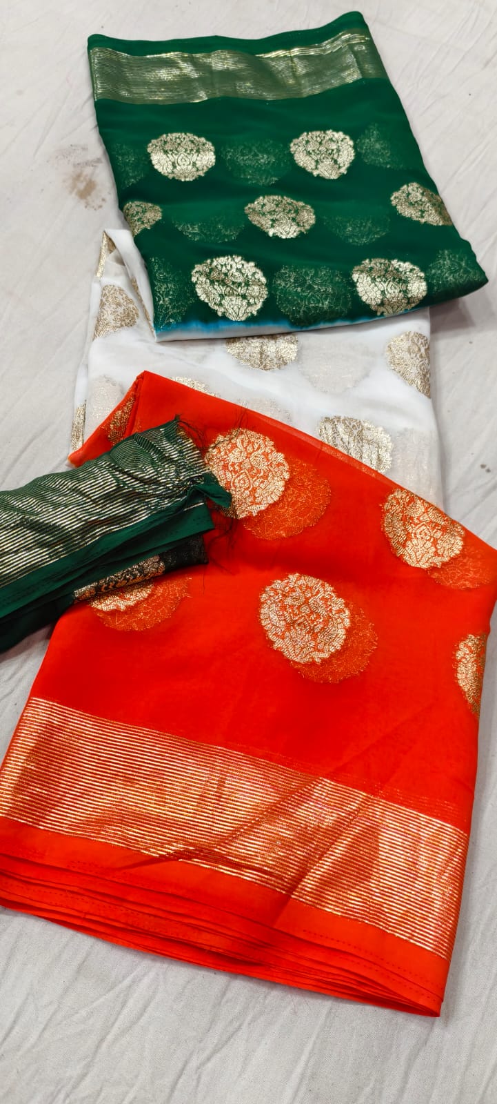 Kayatri New Georgette  jari buti with beautiful rose  print Lahariya zari waiving saree