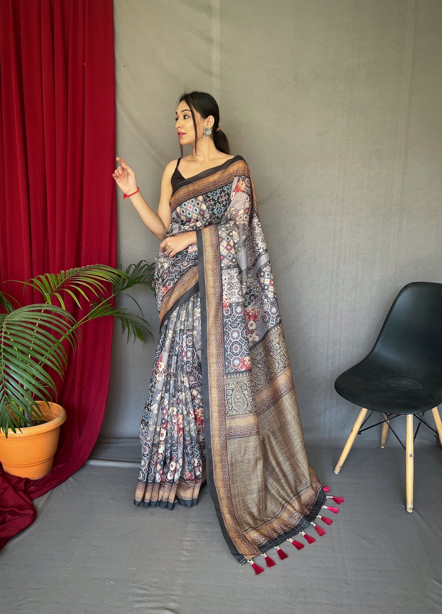 Kayatri New Beautiful Cotton Sarees With Kashmiri Digital Print With Contrast Kashmiri saree