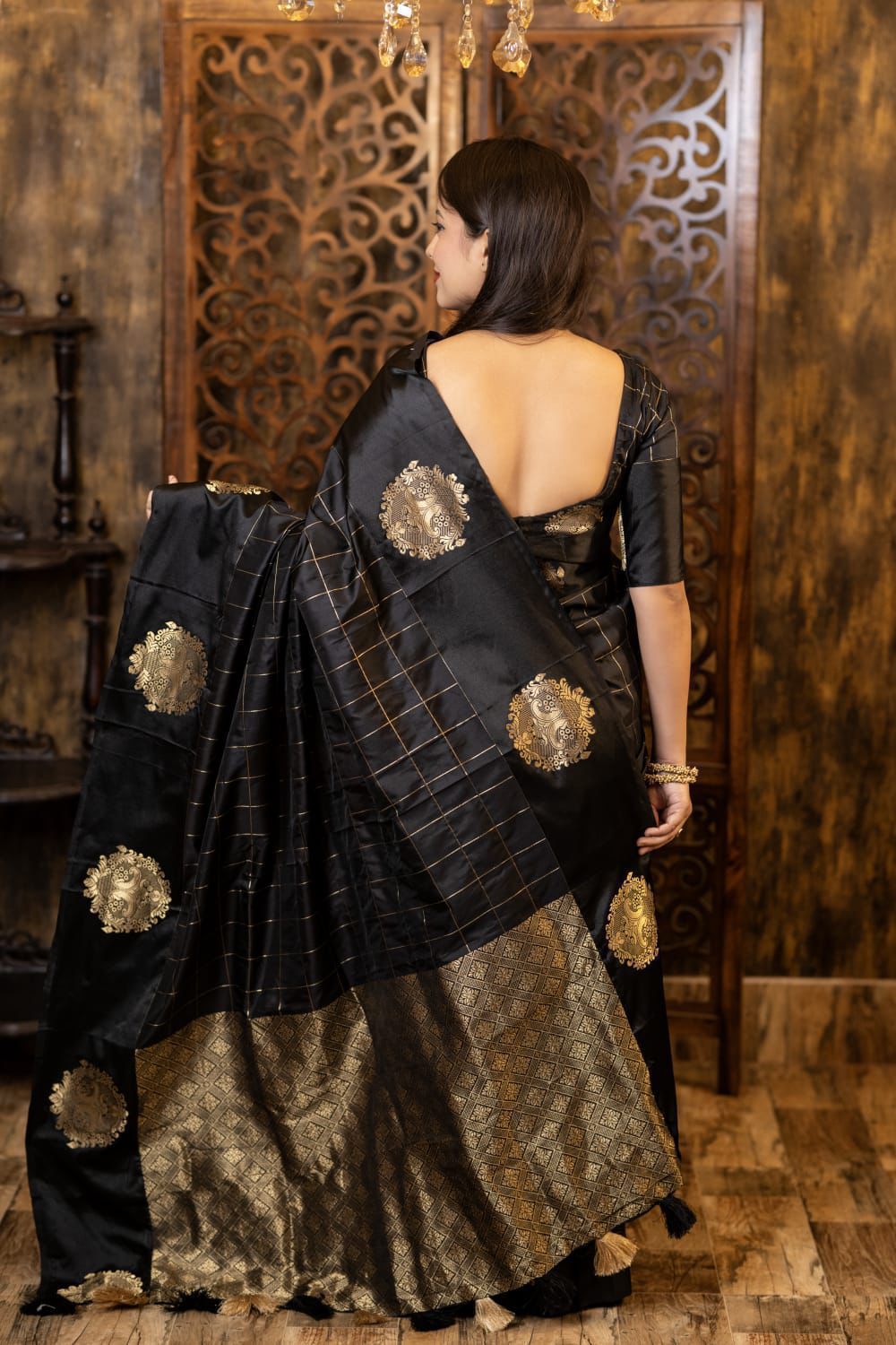 Kayatri New soft silk saree with sartin pattu woven border Zari woven chex and butta deaign.