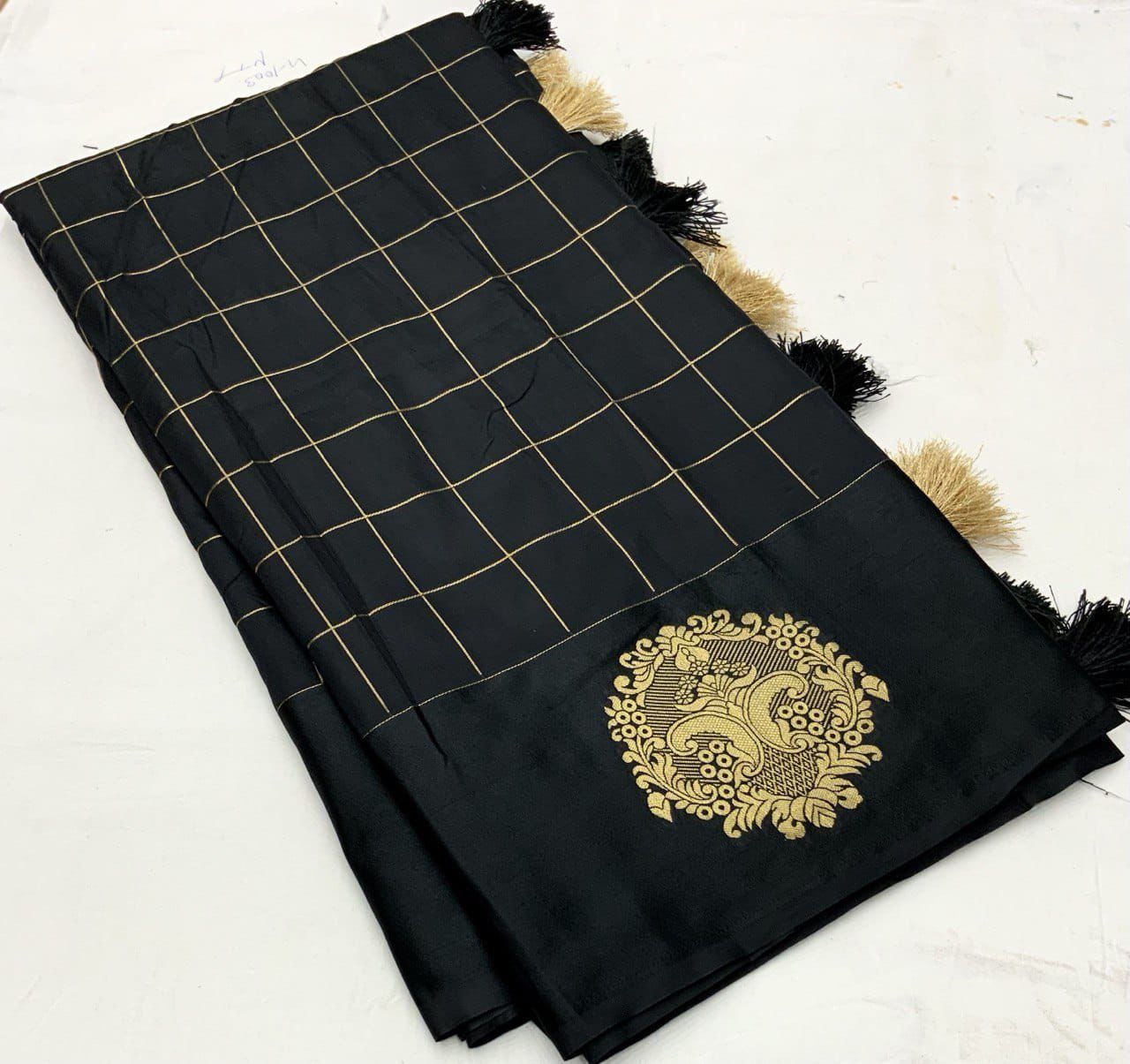 Kayatri New soft silk saree with sartin pattu woven border Zari woven chex and butta deaign.