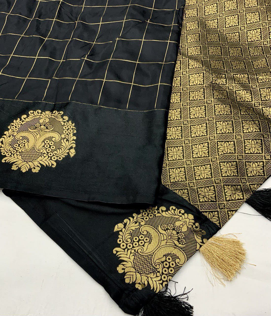 Kayatri New soft silk saree with sartin pattu woven border Zari woven chex and butta deaign.
