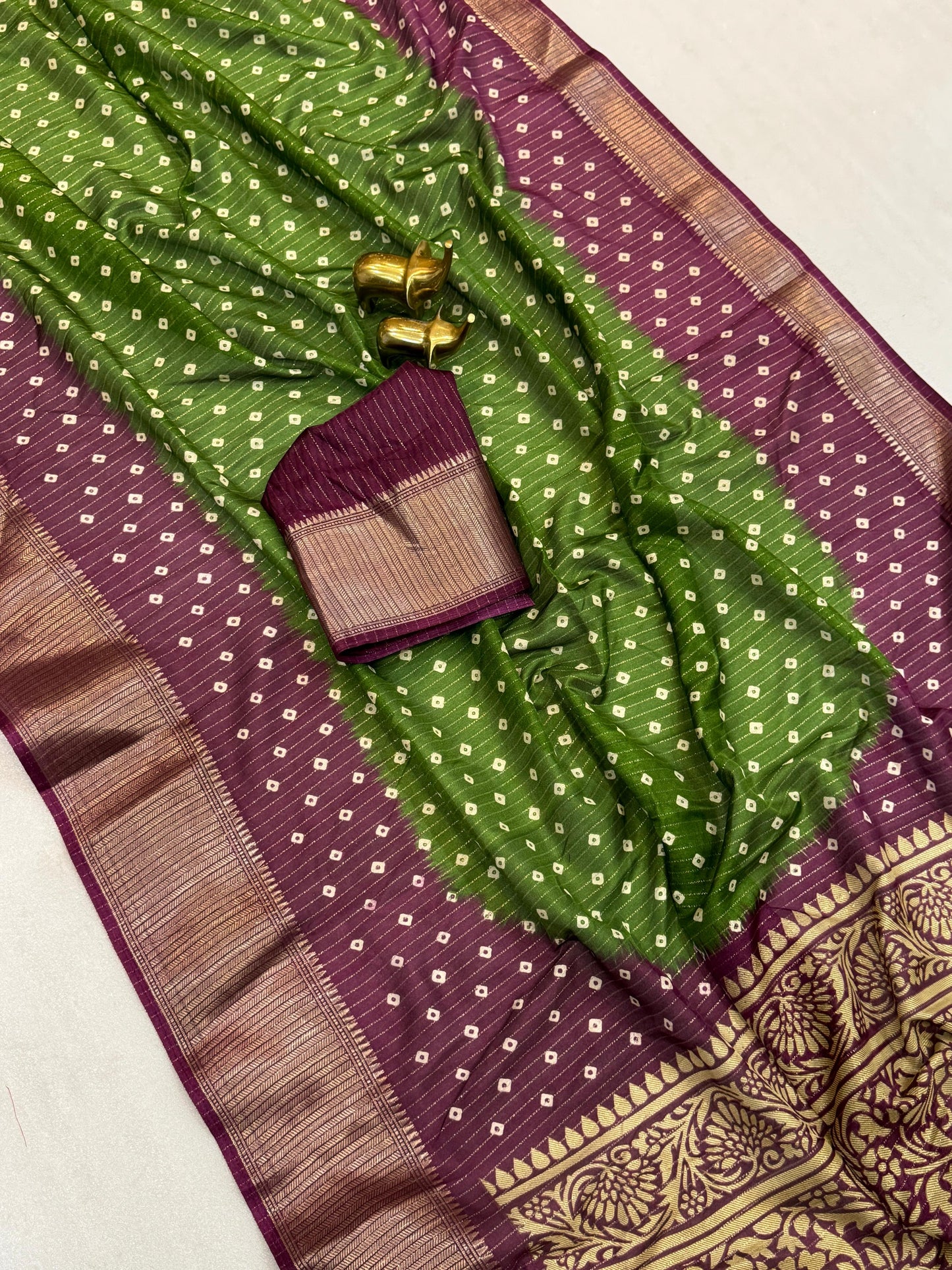 Kayatri New Beautiful dola rekko zari sarees with all over beautiful bandhani print with zari border