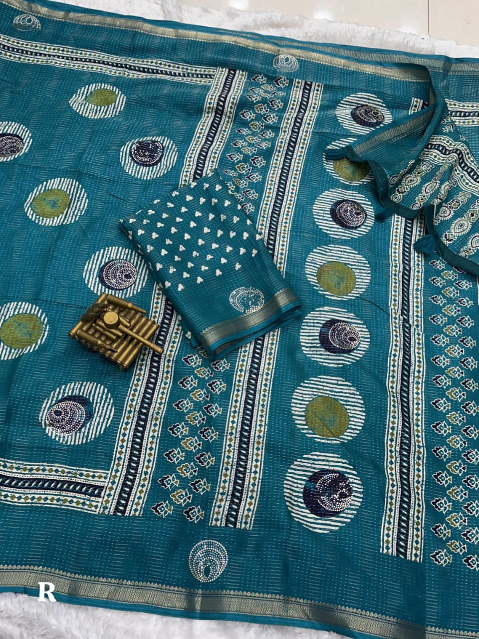 Kayatri New Simple yet elegant  Make a statement with this printed sequins saree