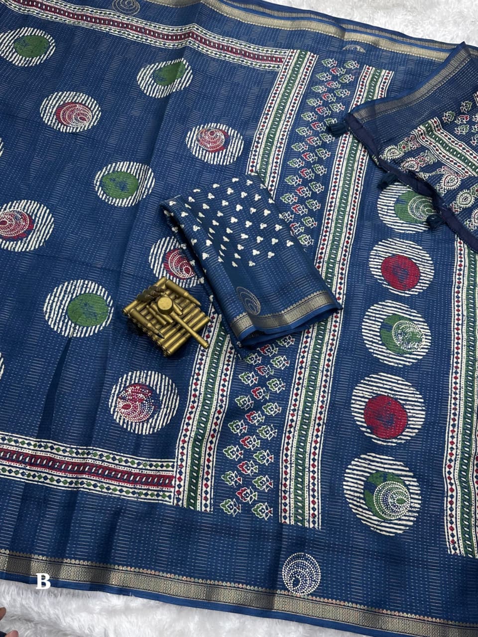 Kayatri New Simple yet elegant  Make a statement with this printed sequins saree