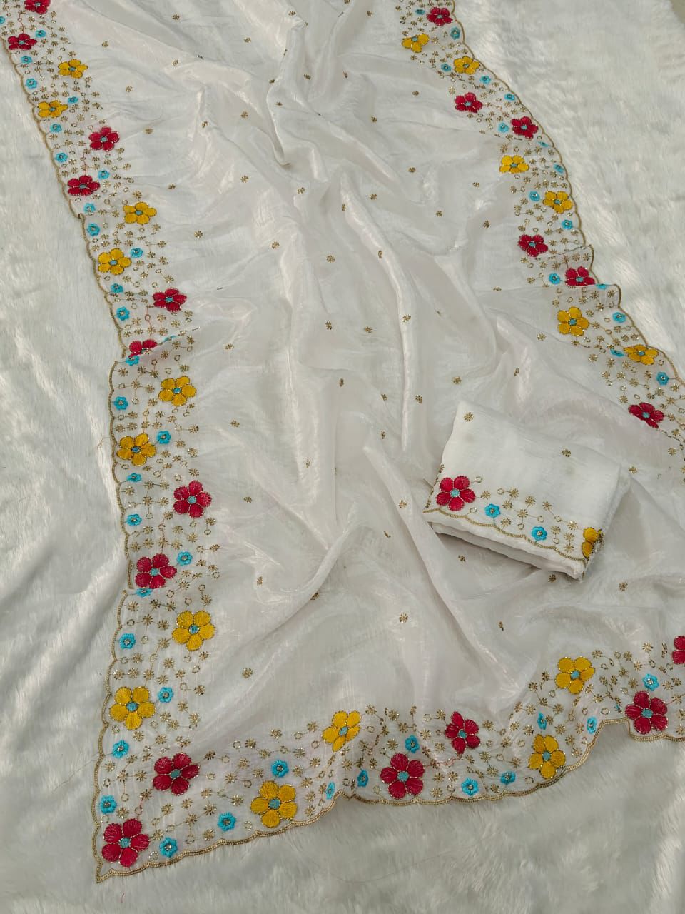 Kayatri New Stylish Gold Crush Saree with Sequin Beads Highlight