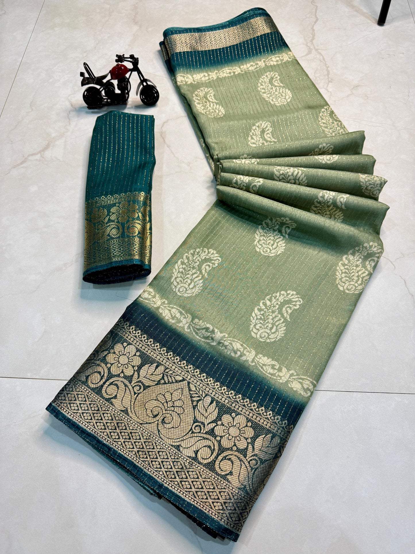 Kayatri New Floral Design Along With Contrast Weaving Border Saree