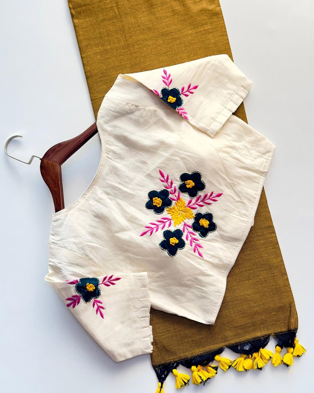 Kayatri New Khadi Cotton Saree And Beautiful Heavy Khadi Cotton Apllic Blouse