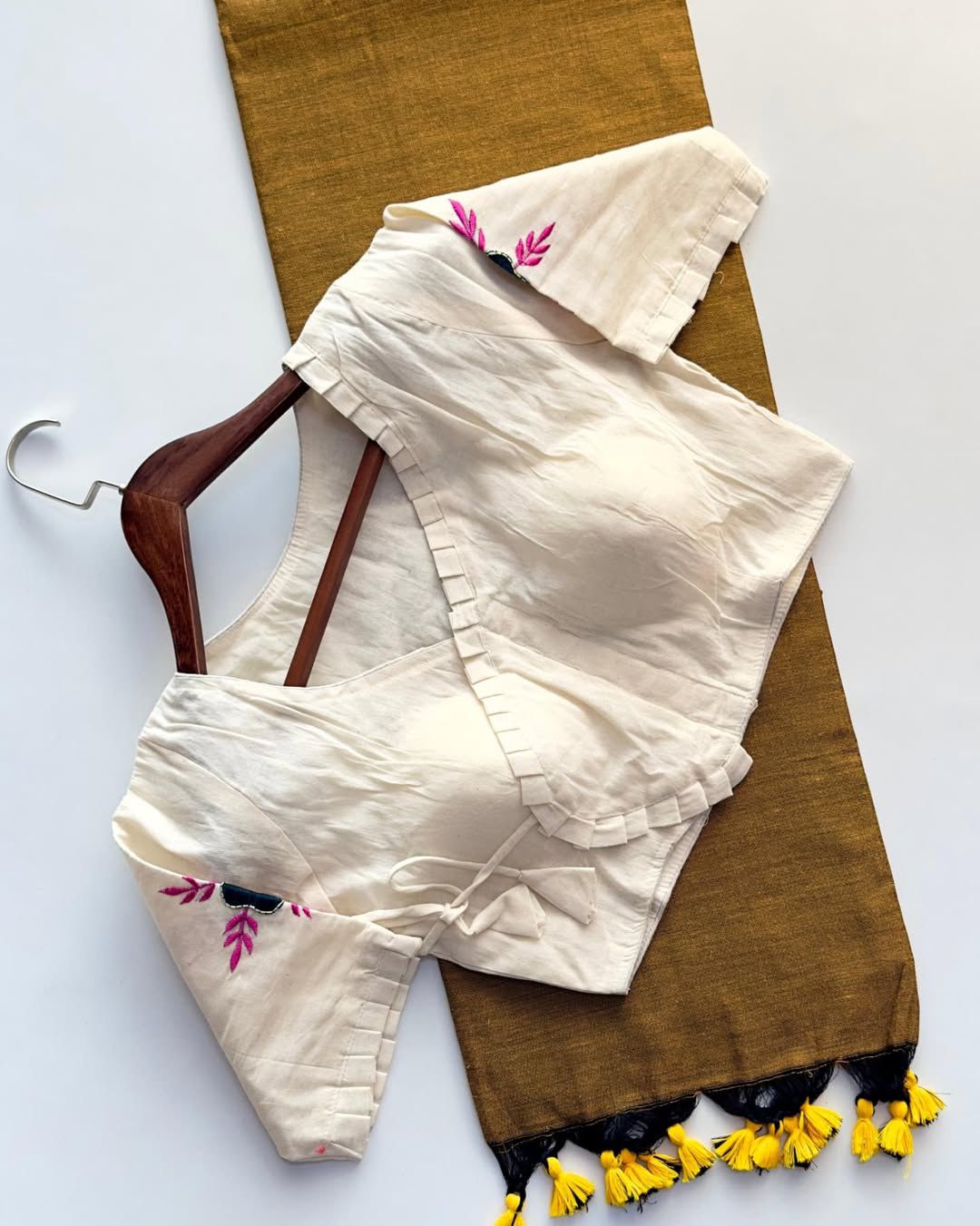 Kayatri New Khadi Cotton Saree And Beautiful Heavy Khadi Cotton Apllic Blouse