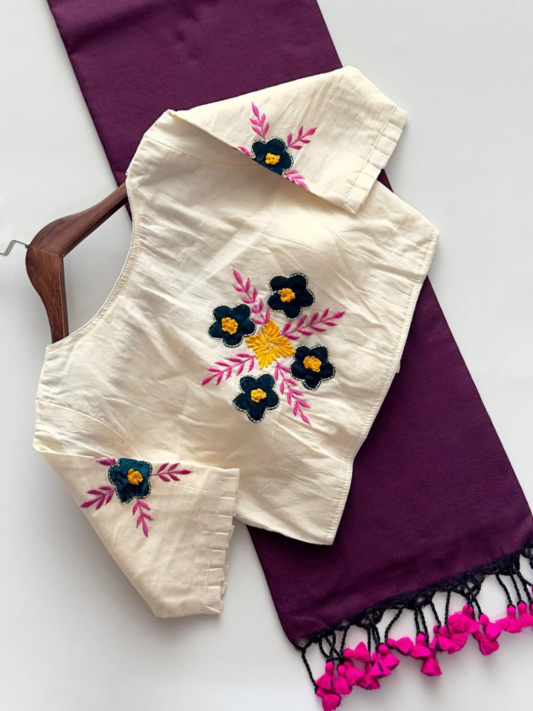 Kayatri New Khadi Cotton Saree And Beautiful Heavy Khadi Cotton Apllic Blouse