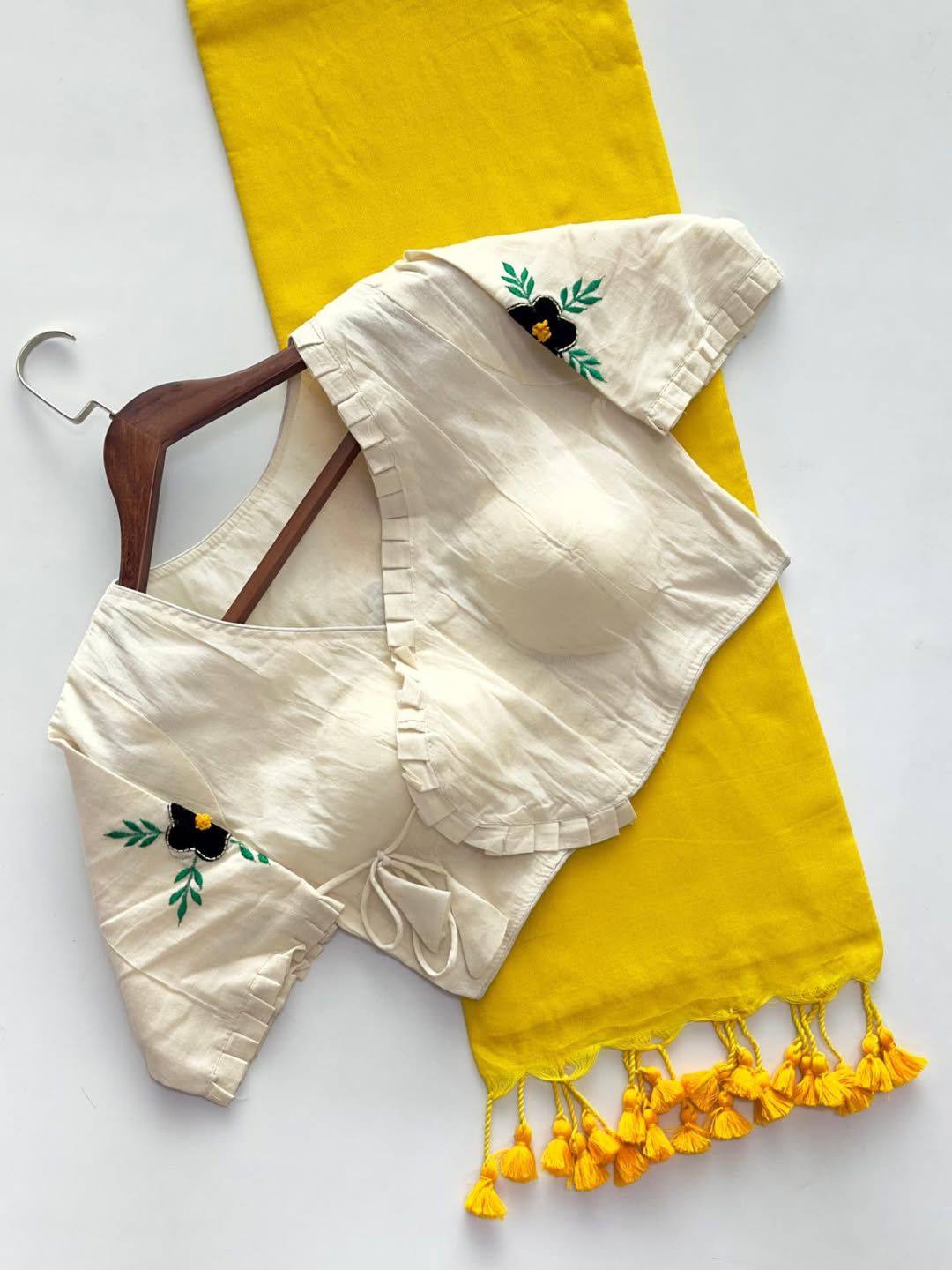 Kayatri New Khadi Cotton Saree And Beautiful Heavy Khadi Cotton Apllic Blouse